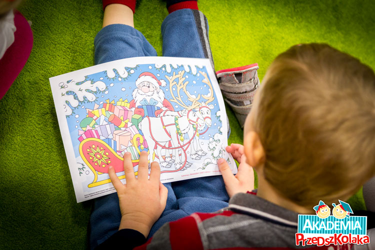 Jeden z Przedszkolaków przegląda książeczkę o Świętym Mikołaju