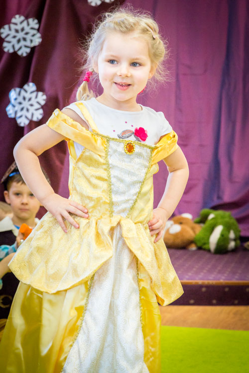 Przedszkolaczka w stroju księżniczki. Piękna złota suknia