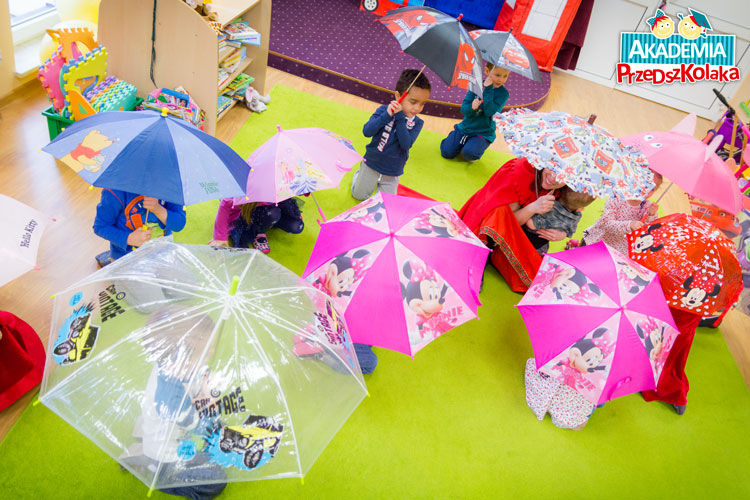Dzieci poznają znaczenie słów: angielska pogoda. Zabawa ruchowa z użyciem parasolek.