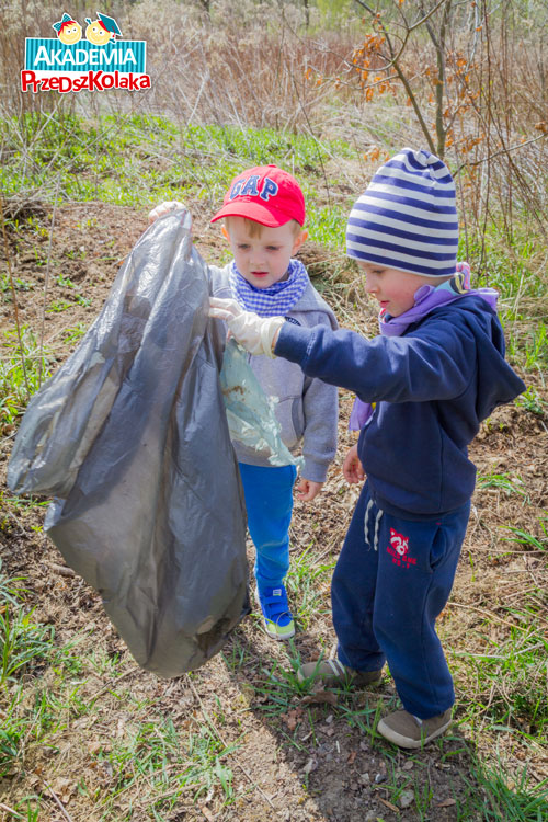 Przedszkolaki w lasku zbierają śmieci w ramach Tygodnia Ziemi