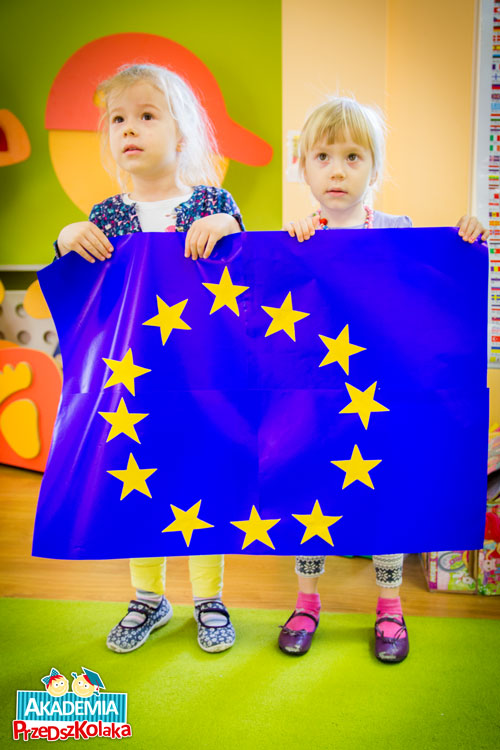 Dwoje przedszkolaków trzyma flagę Unii Europejskiej.