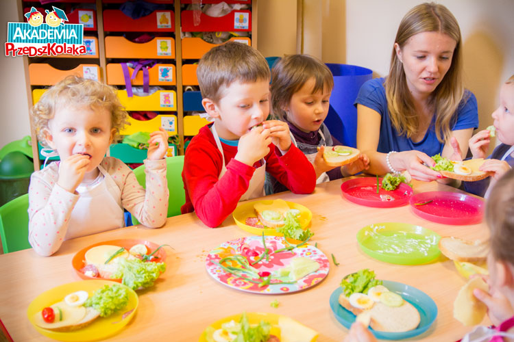 Przedszkolaki zjadają wykonane przez siebie kanapki.