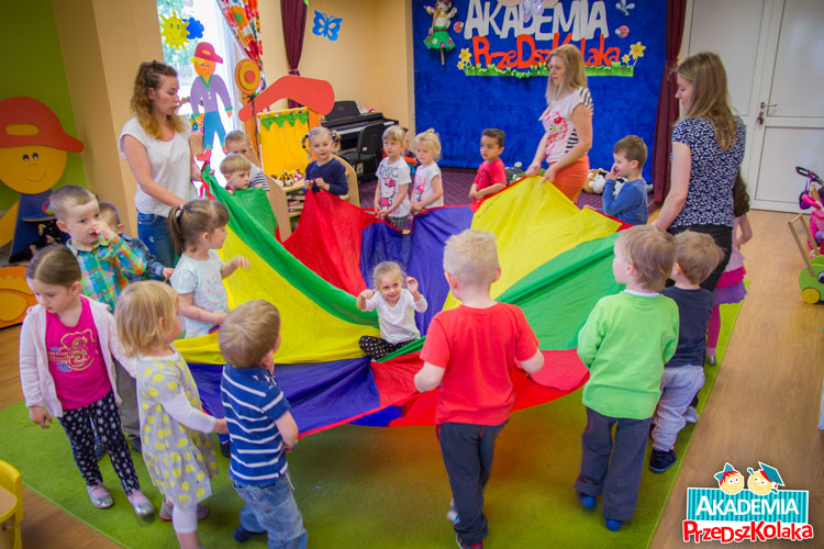 Zabawa chustą z okazji Dnia Dziecka w Akademii Przedszkolaka na Białołęce