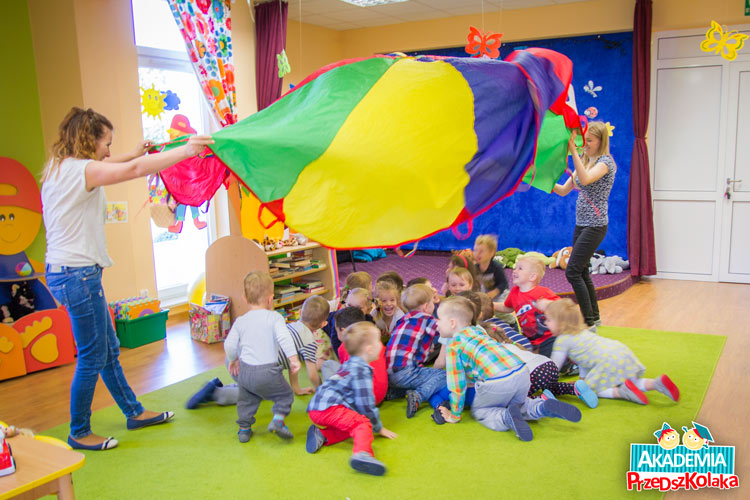 Zabawa chustą z okazji Dnia Dziecka w Akademii Przedszkolaka na Białołęce
