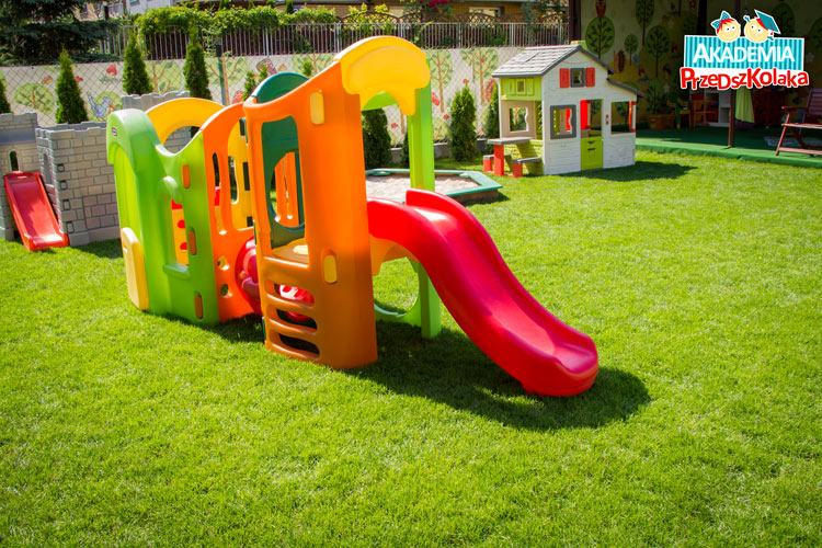 Zdjęcie nowej, pięknej, równej trawy na placu zabaw.