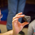 Przedszkolaki oglądają kawałek meteorytu