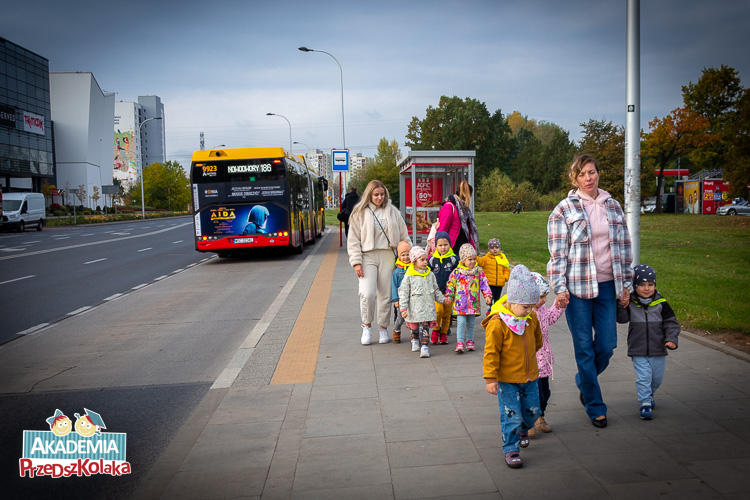 Przedszkolaki z nauczycielkami wysiadły z autobusu na Białołęce. Dzieci idą za rączkę.