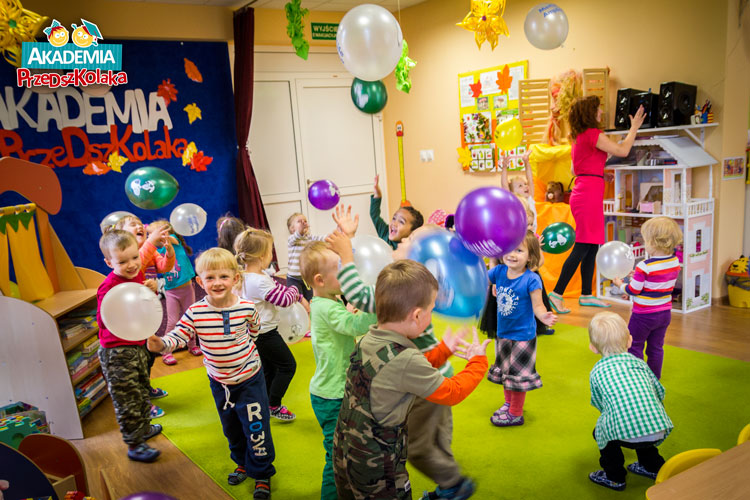 Przedszkolaki bawią się balonami.