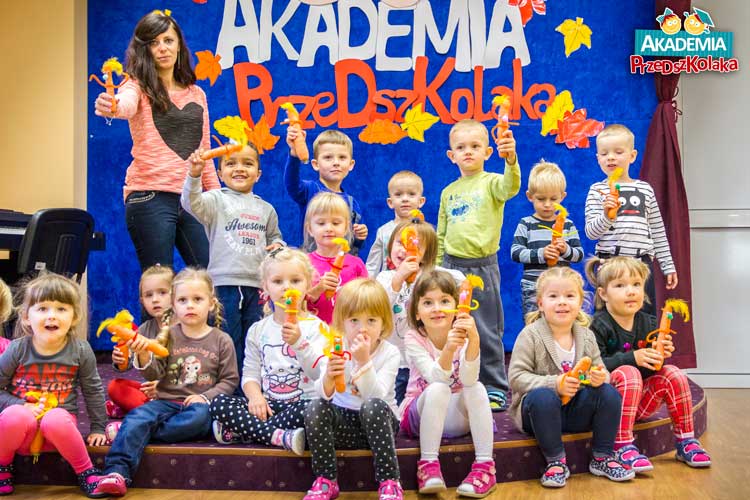 Zdjęcie przedszkolaków i ich ludzików marchewkowych w przedszkolu Akademia Przedszkolaka Warszawa Białołęka Tarchomin.