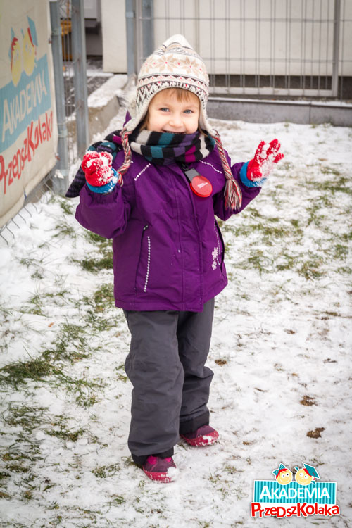 Na spacerze! Jeden z przedszkolaków trzyma śnieżkę