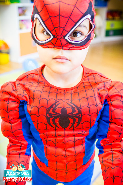 Przedszkolak przebrany za Spidermana. Ma kostium i maskę.