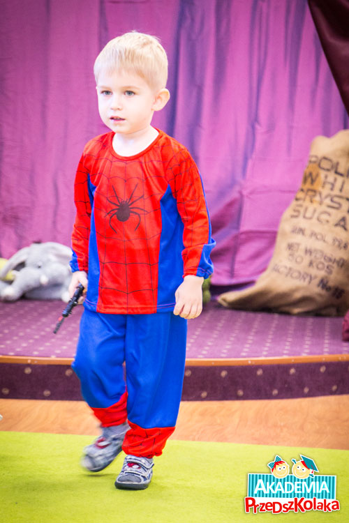 Przedszkolak przebrany w kostium Spidermana
