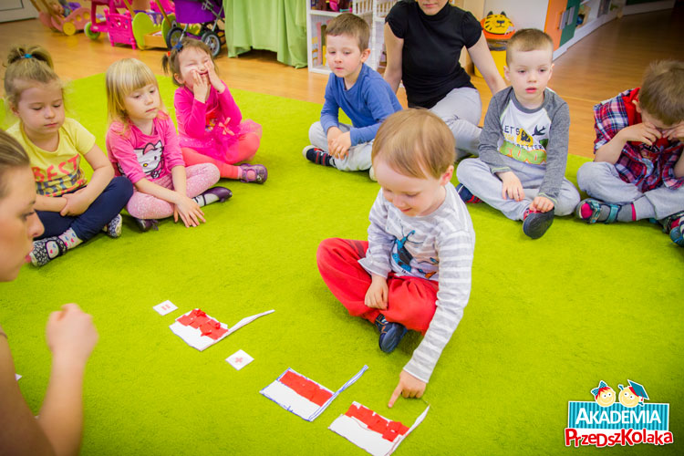 Przedszkolaki uczą się matematyki licząc wykonane przez siebie flagi Polski.