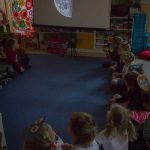 Dzieci oglądają slajdy z zdjęciem ziemi z kosmosu