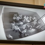 Zdjęcie przestawia obraz z kamery monitorującej celę. Na czarno-białym ujęciu widać przedszkolaki.