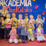 Zdjęcie grupowe. Dzieci trzymają tabliczki z różnymi cyferkami.