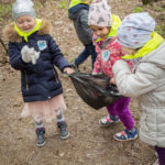 Przedszkolaki w lesie. Zbierają śmieci.